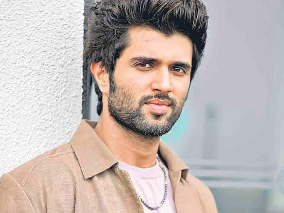 Vijay Deverakonda Treats Fans With His Good Looks From 'Kushi' Sets; Watch