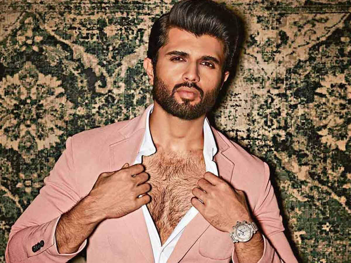 Vijay Deverakonda Treats Fans With His Good Looks From 'Kushi' Sets; Watch