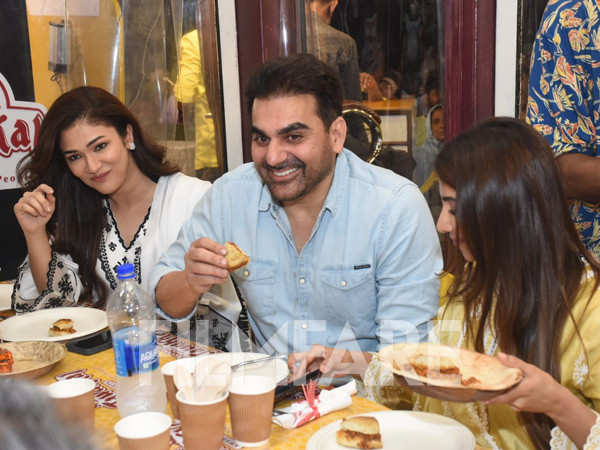 Arbaaz Khan, Sshura Khan, Raveena Tandon and more get clicked enjoying iftaar delicacies