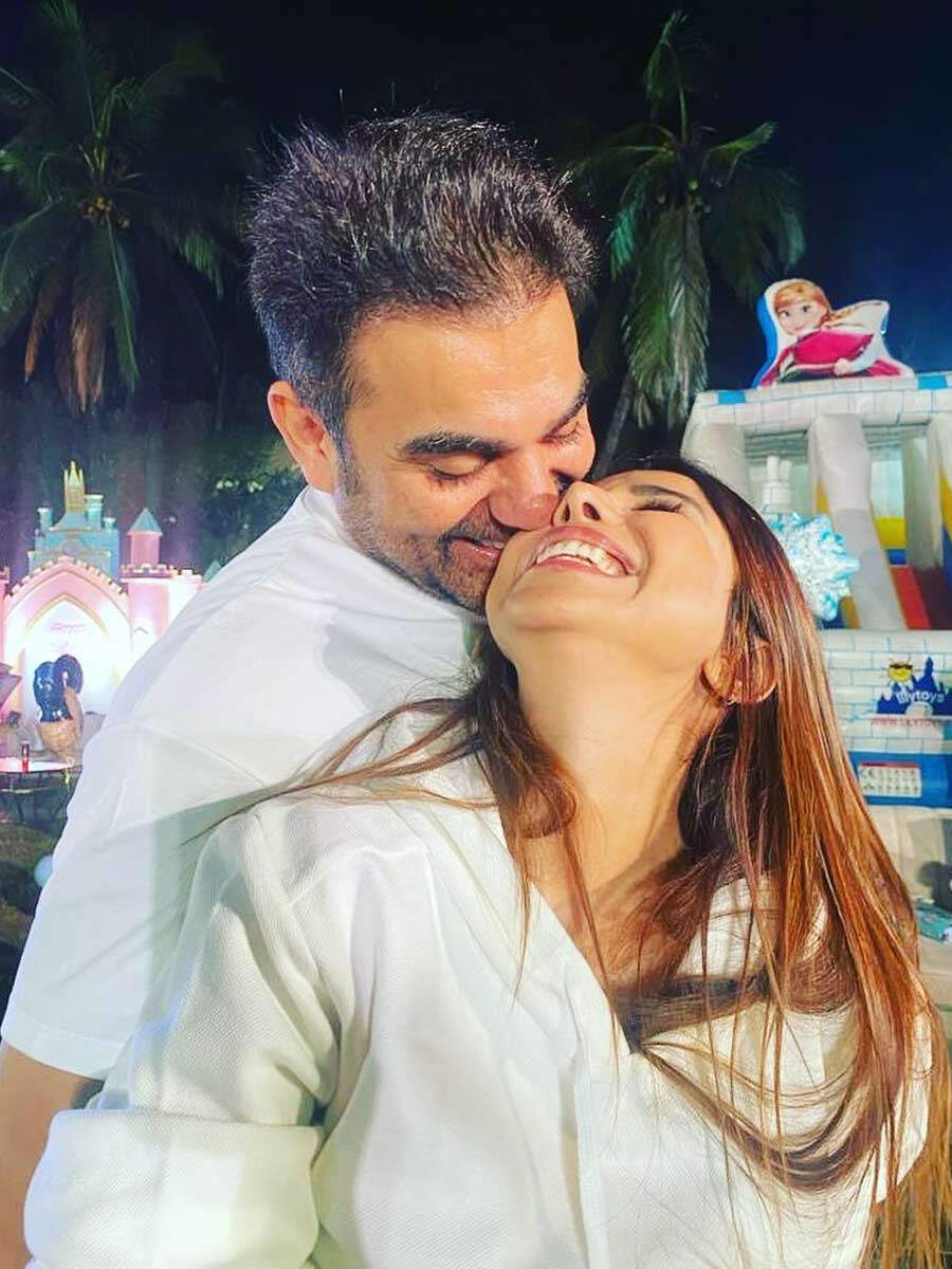 Arbaaz Khan And Sshura Khan Share Loved Up Pics In Matching Outfits ...