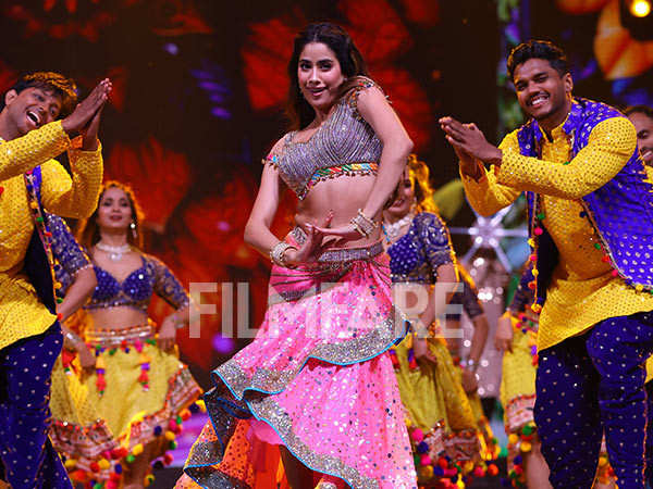 Watch Janhvi Kapoor rock the stage at the 69th Hyundai Filmfare