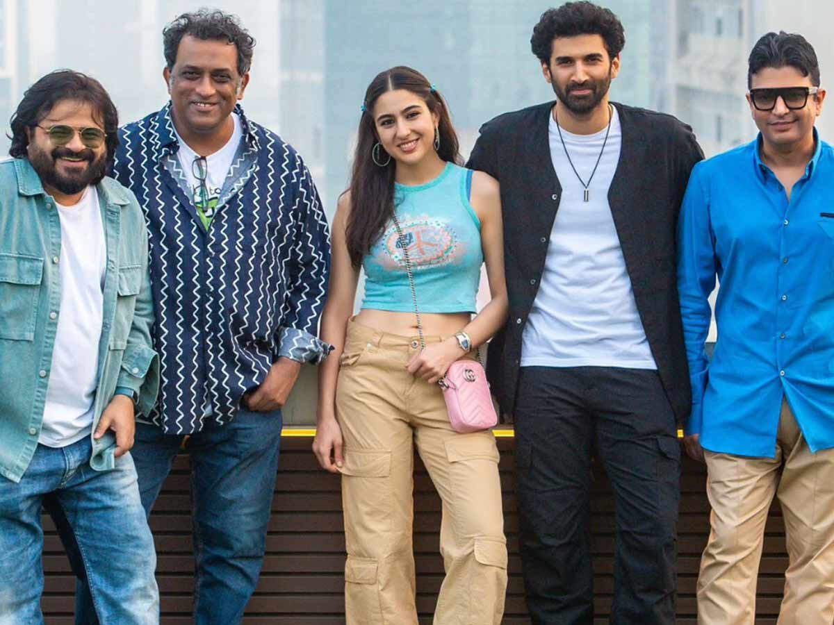 Sara Ali Khan Aditya Roy Kapur Metro In Dino