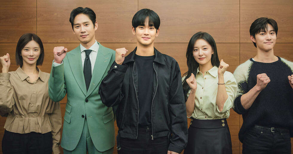 Kim Soo-hyun, Kim Ji-won share perfect chemistry at the script reading of Queen of Tears