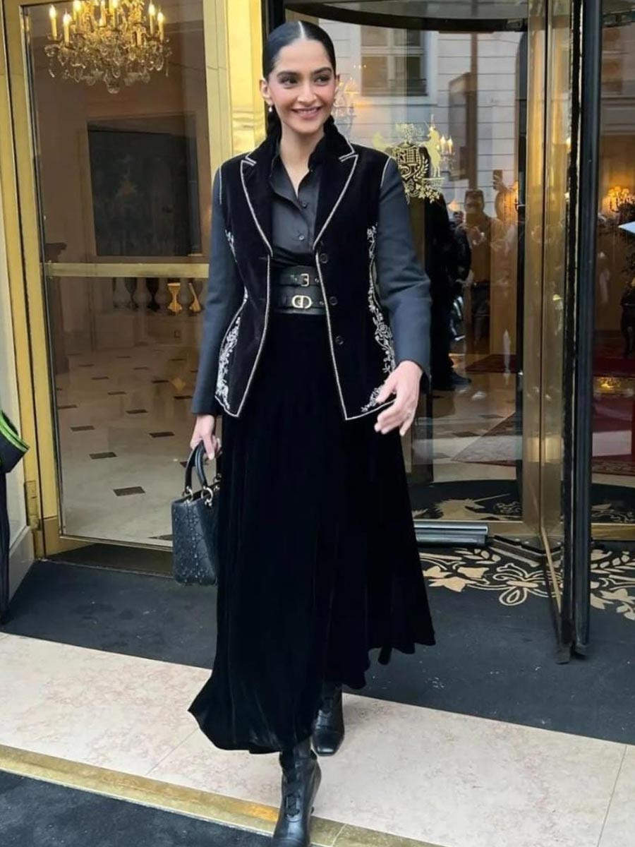 Fashion maven Sonam Kapoor steps out in style to attend Paris Haute ...