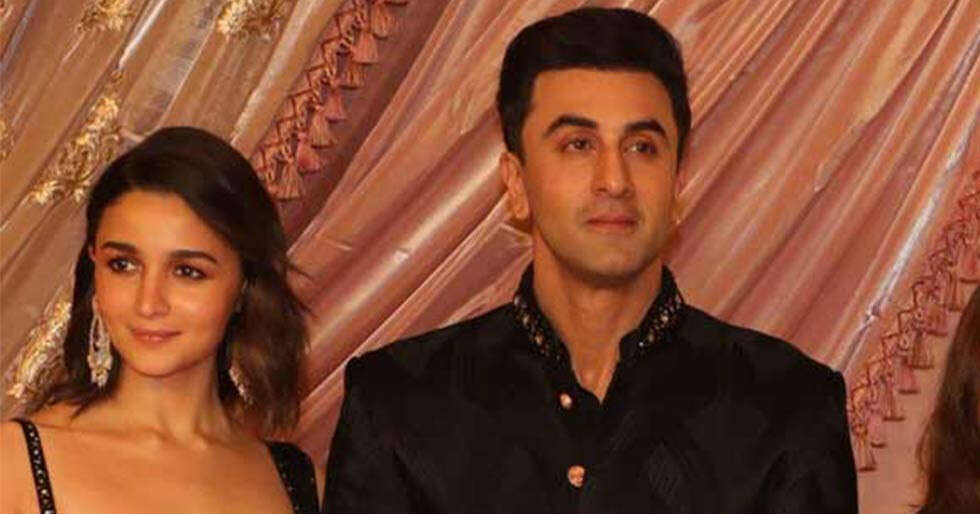 Watch Video: Alia Bhatt and Ranbir Kapoor dance to Show Me The Thumka