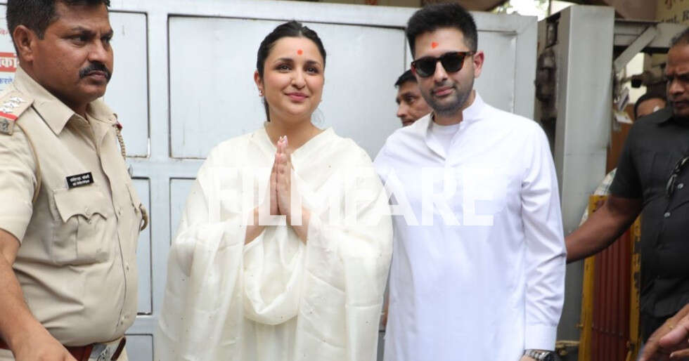 Parineeti Chopra and Raghav Chadha seek blessings at Siddhivinayak temple