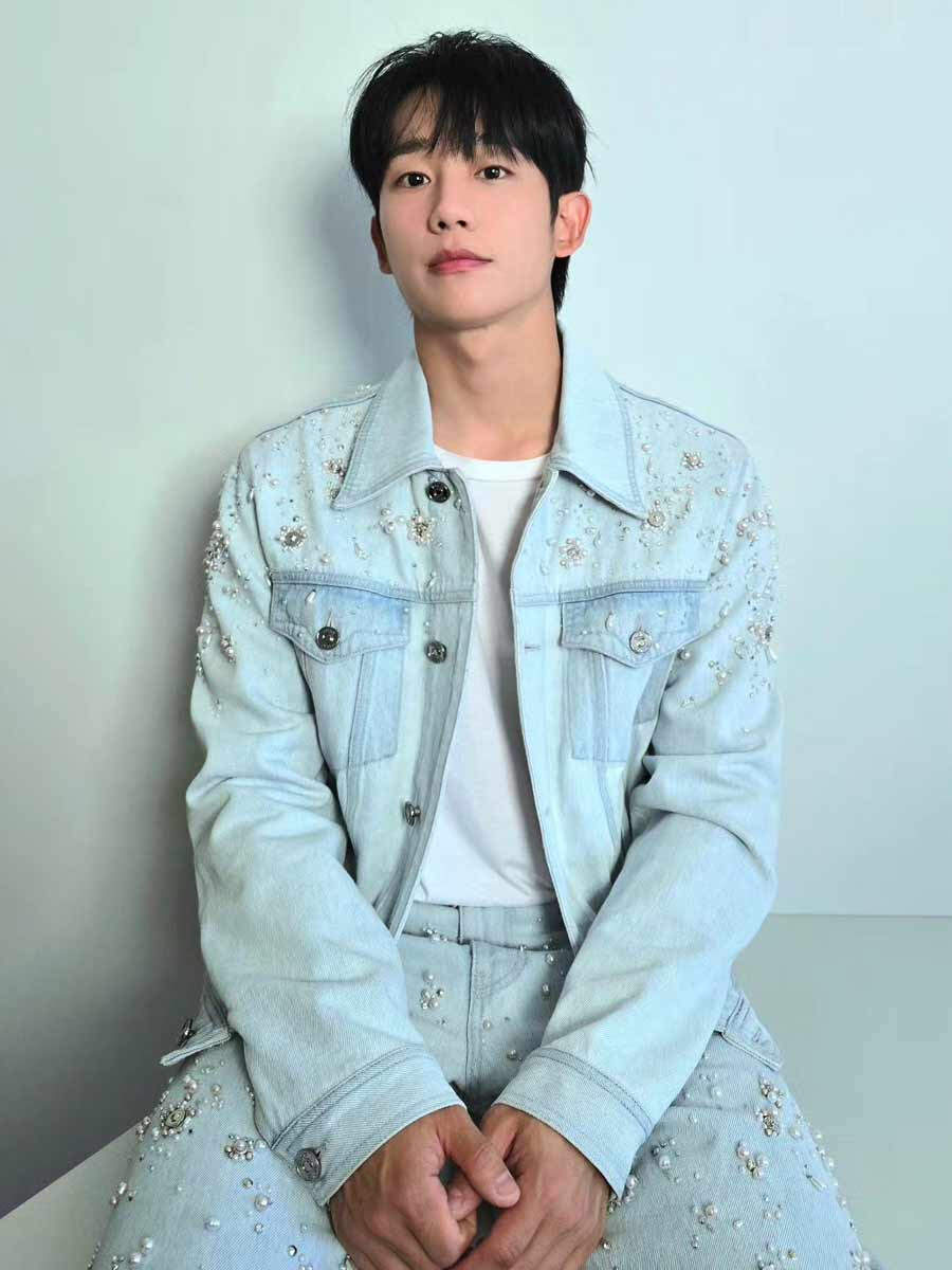 Jung Hae-in Watching 3 Idiots