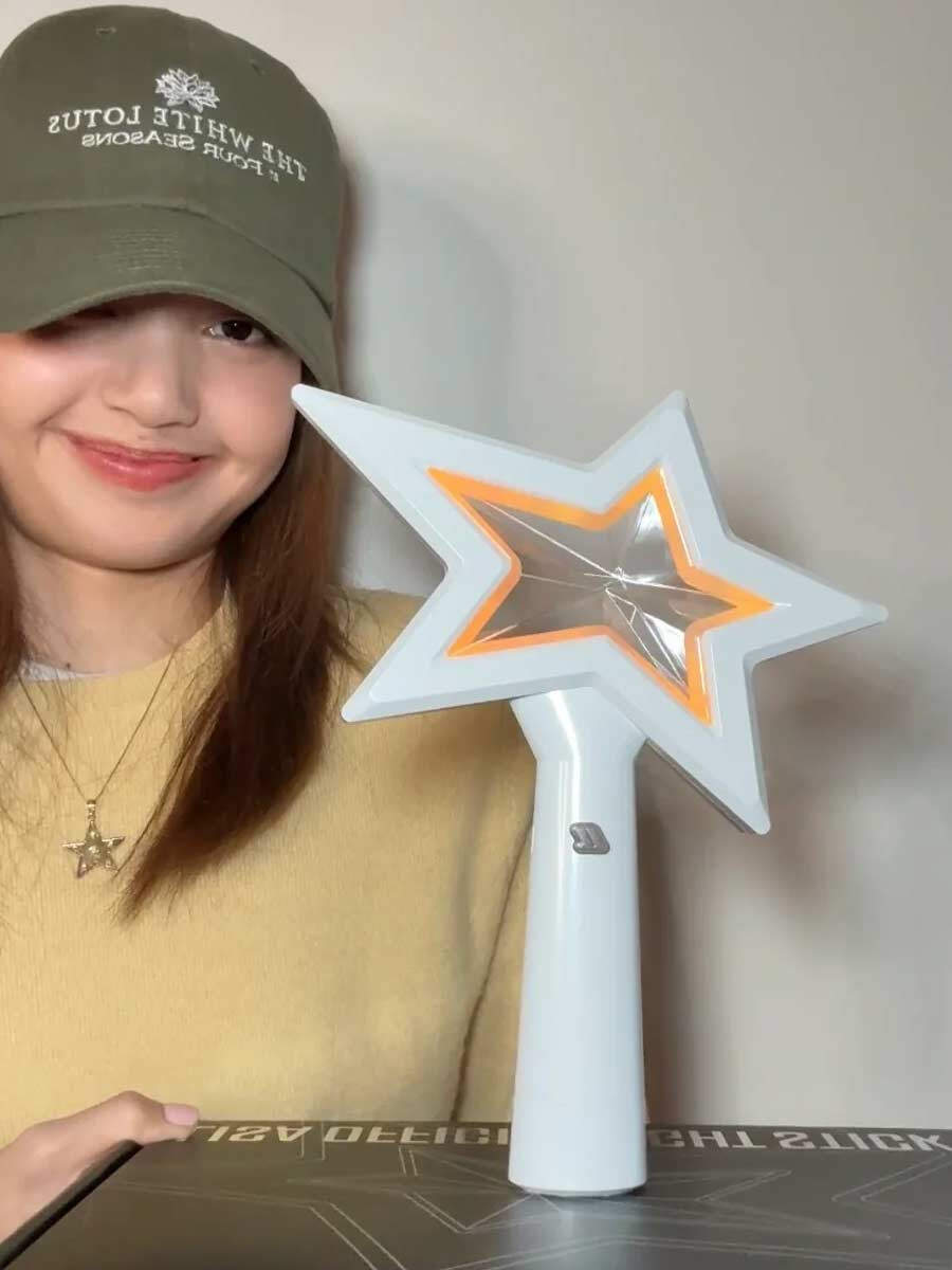 【新品】LISA OFFICIAL LIGHT STICK BLACKPINK BLACKPINK's Lisa Reveals New Solo Light Stick | Soompi