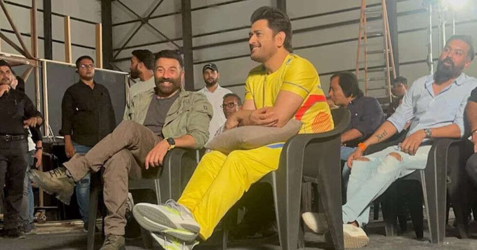 MS Dhoni watches India Vs Pakistan Match With Sunny Deol
