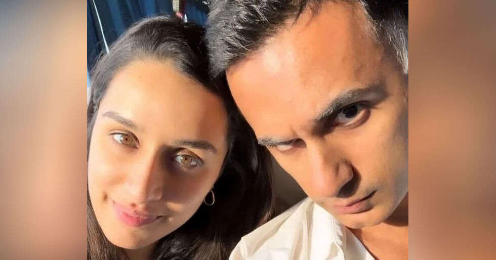 Shraddha Kapoor twins with Rahul Mody in this adorable new photo Shraddha Kapoor twins with Rahul Mody in this adorable new photo