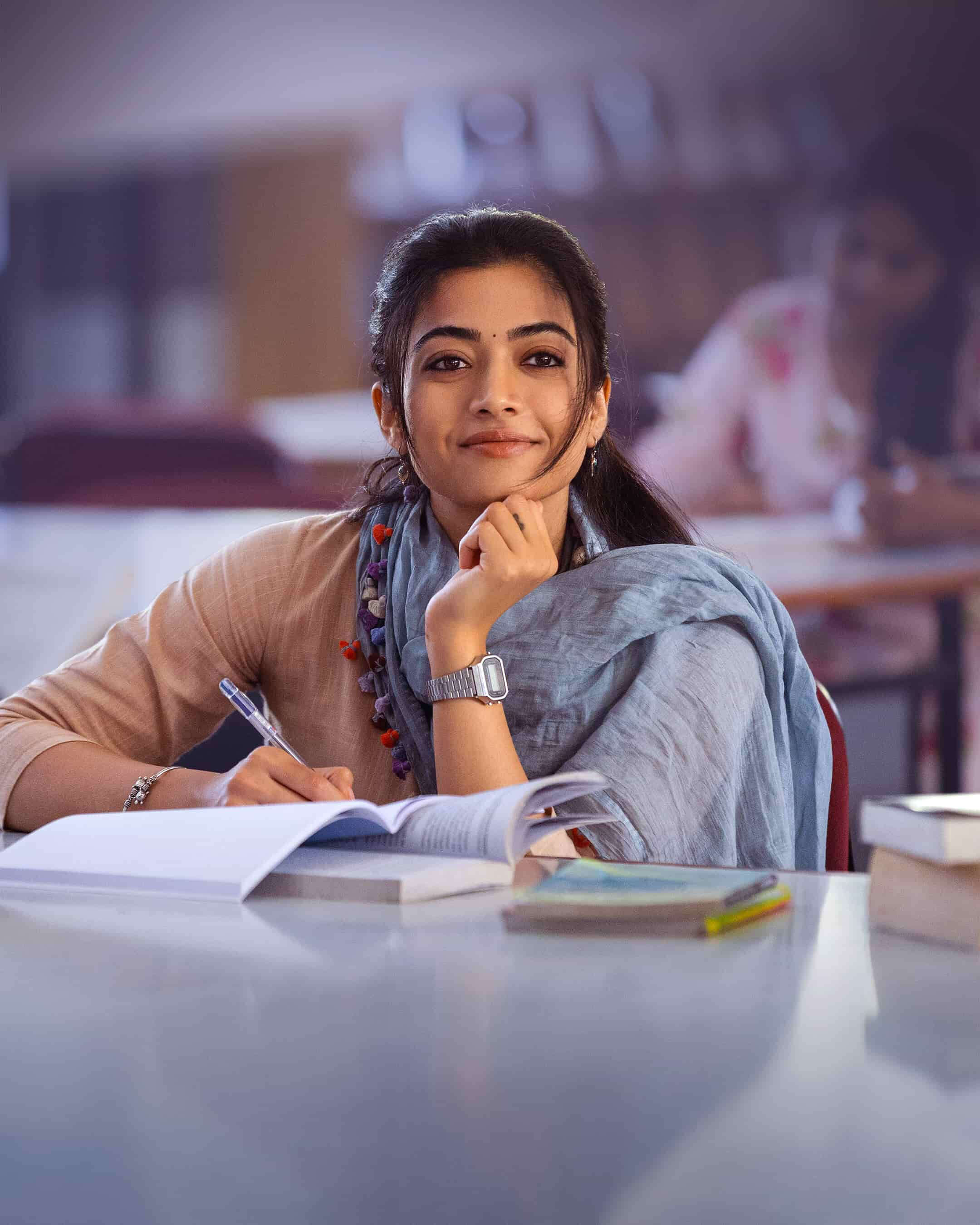 Rashmika Mandanna Will get Nostalgic Taking pictures for Faculty-scenes in The Girlfriend Rashmika Mandanna Will get Nostalgic Taking pictures for Faculty-scenes in The Girlfriend