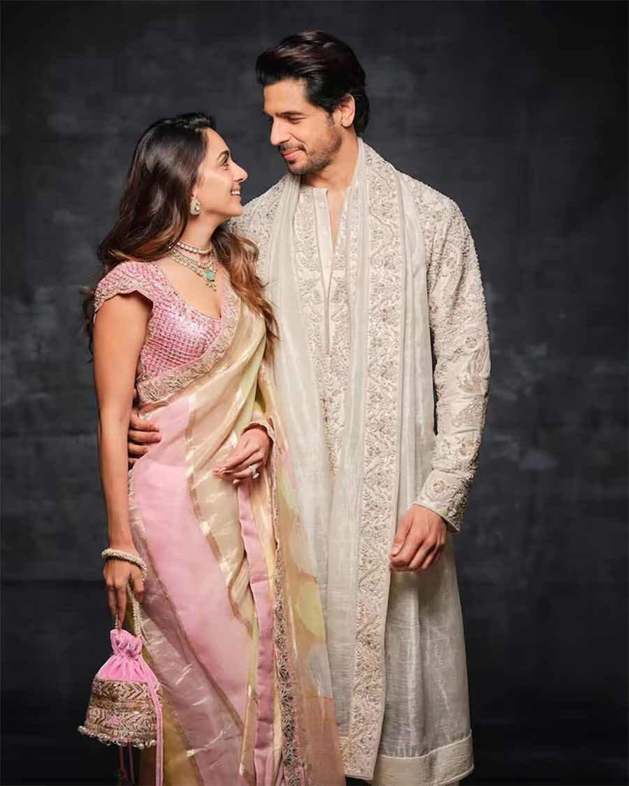 Kiara Advani and Sidharth Malhotra ship candy packing containers to media to rejoice the arrival of their child Kiara Advani and Sidharth Malhotra ship candy packing containers to media to rejoice the arrival of their child