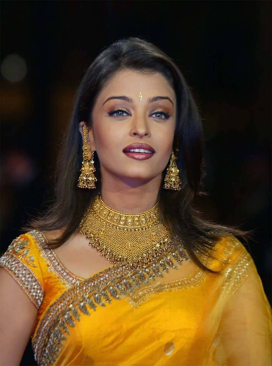 Cannes’ Eternal Muse: Aishwarya Rai Bachchan’s Most Iconic Makeup Moments Rehmat Boutique Aishwarya Rai: 2002: The Traditional Debut