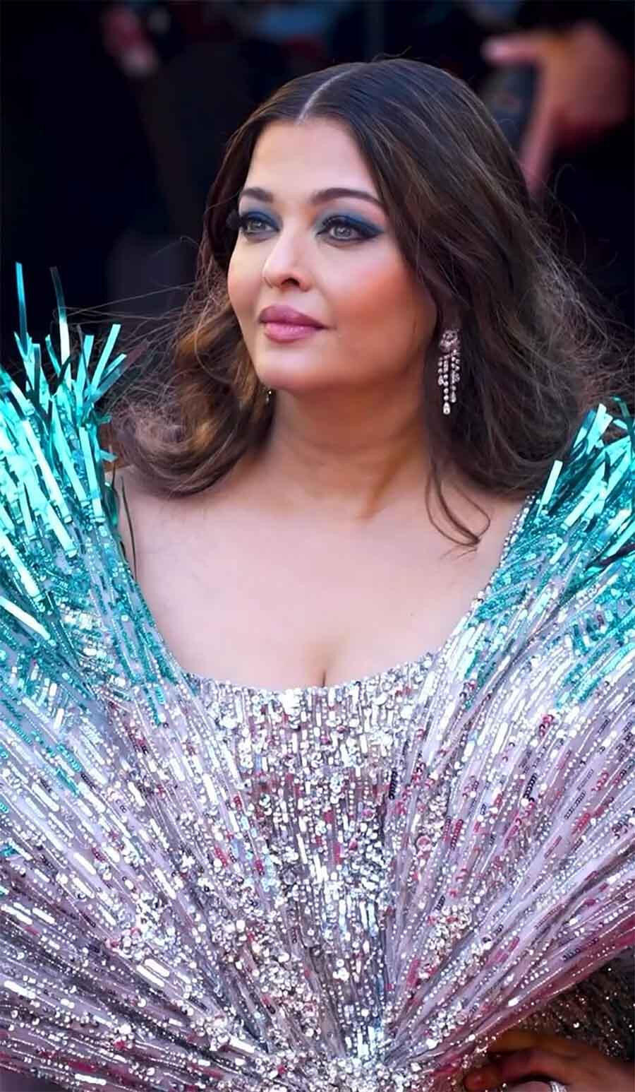 Cannes’ Eternal Muse: Aishwarya Rai Bachchan’s Most Iconic Makeup Moments Rehmat Boutique Aishwarya Rai: 2024: Signature Sophistication