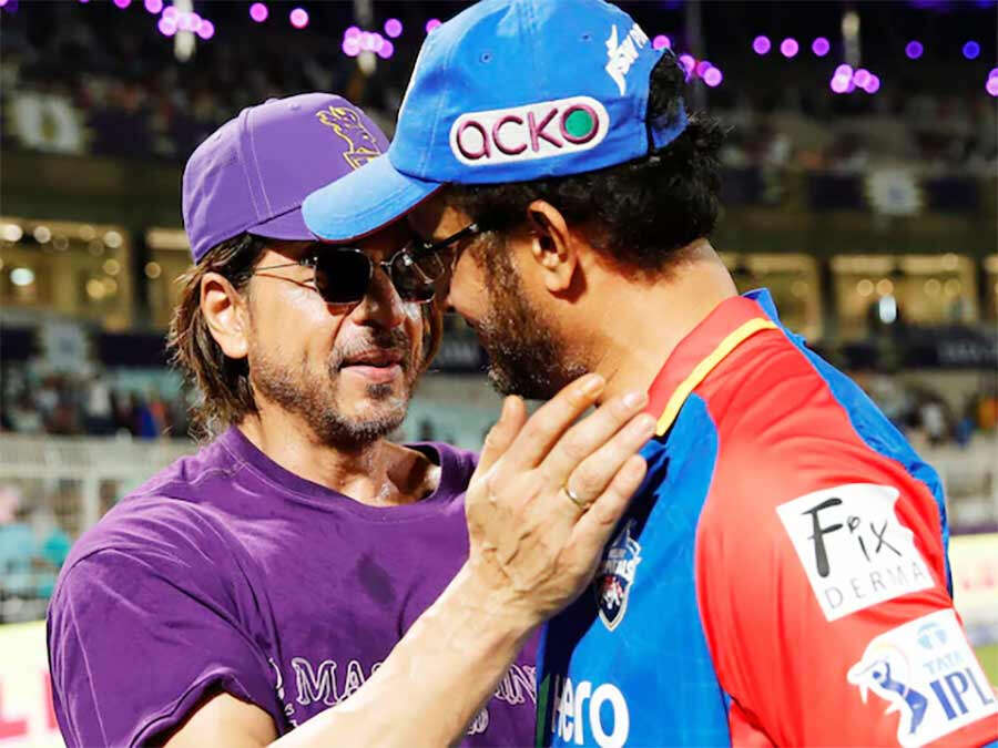 Shah Rukh Khan & Sourav Ganguly’s Warm Hug Goes Viral
