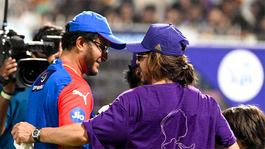 Shah Rukh Khan & Sourav Ganguly’s Warm Hug Goes Viral