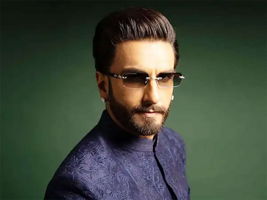 Farhan Akhtar takes a sly dig at Ranveer Singh