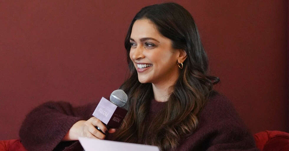 Deepika Padukone Books Flights, Pens Welcome Notes for Fans at Intimate Birthday Meet Deepika Padukone Books Flights, Pens Welcome Notes for Fans at Intimate Birthday Meet