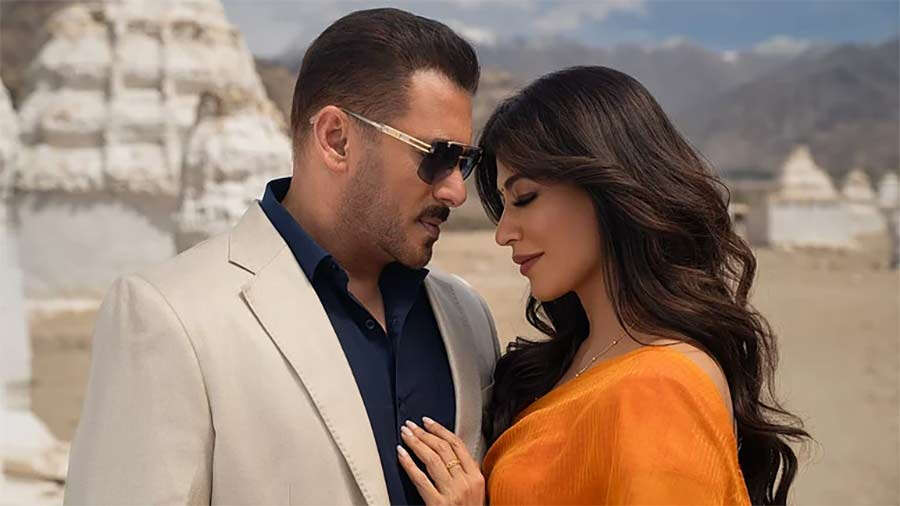 ‘Chand Dekh Lena’ Out Now: Salman Khan & Chitrangada Singh Bring Love and Longing to Life