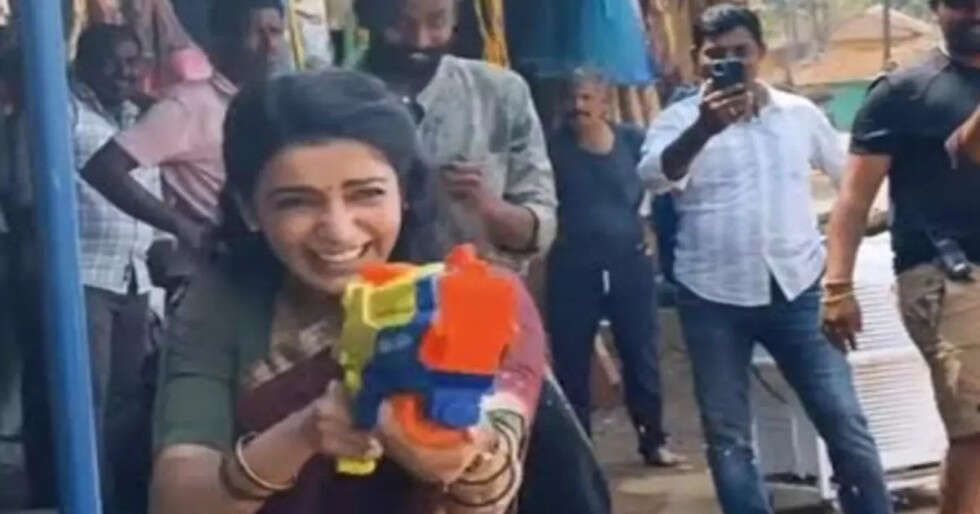 BTS Video: Samantha Ruth Prabhu Gets Playful on The Sets of Maa Inti Bangaram BTS Video: Samantha Ruth Prabhu Gets Playful on The Sets of Maa Inti Bangaram