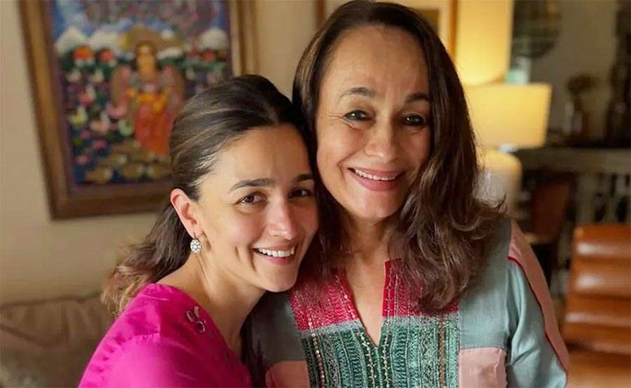 Alia bhatt with soni razdan