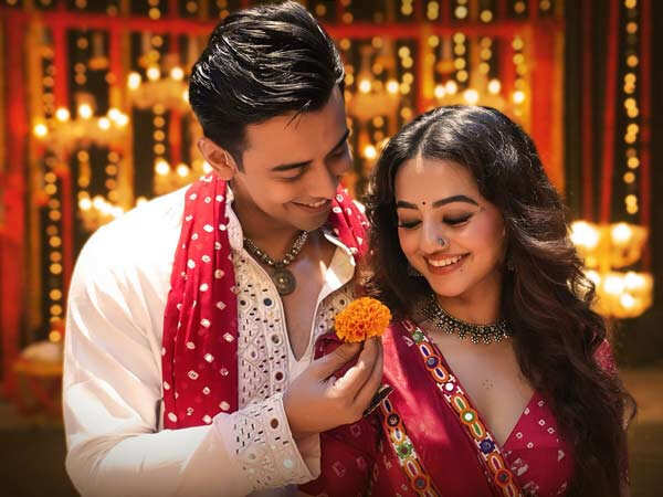 মোনালি ঠাকুর মোনালি ঠাকুর — হেলি শাহ এবং দেবর্ষি শাহ গালগোটোর সাথে নবরাত্রির বীট চালু করলেন।