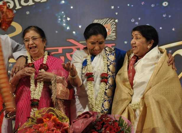 Lata Mangeshkar and Asha Bhosle spotted together | Filmfare.com