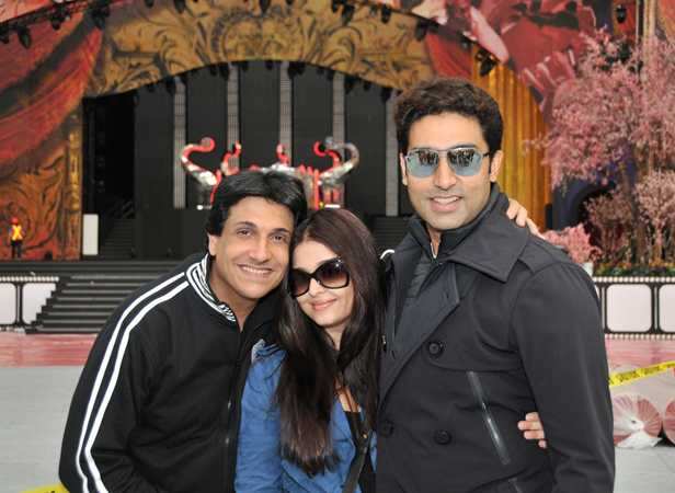 Ash and Abhishek arrive at Vancouver | Filmfare.com