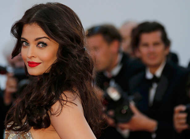 Aishwarya Rai Bachchan stuns at the Cannes red carpet | Filmfare.com