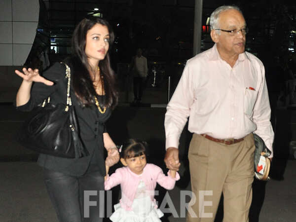 Airport spotting: Aishwarya Rai Bachchan with Aaradhya | Filmfare.com