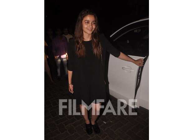 alia bhatt in black t shirt