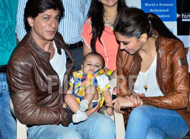 Srk And Deepika Meet Lucky Fans