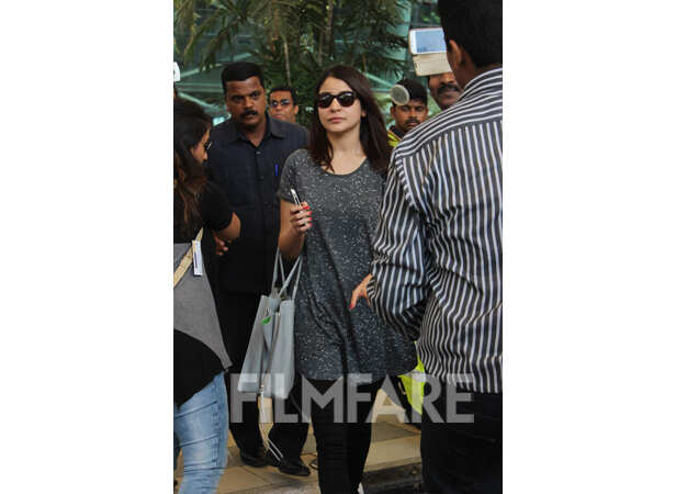 Ranbir Kapoor and Anushka Sharma were spotted at Mumbai airport