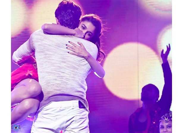 Sidharth Malhotra And Alia Bhatt Set The Stage On Fire With Their