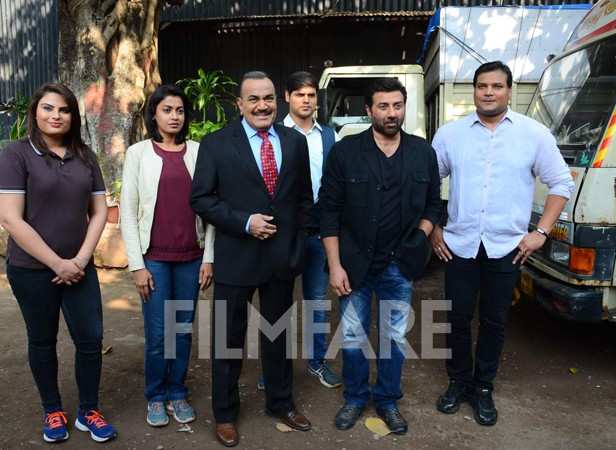 Sunny Deol with the cast of CID