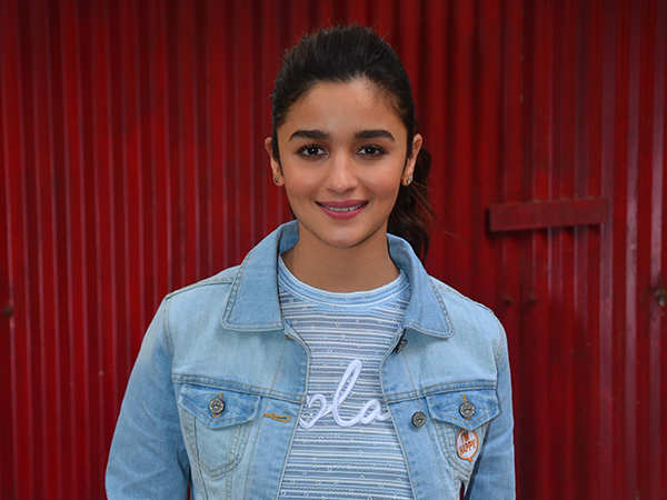 Alia Bhatt flaunts her love for denim with oversized jacket pants and an  expensive Gucci bag - YouTube