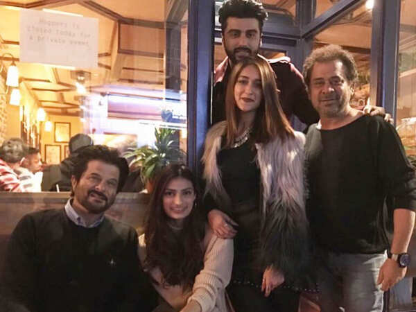 Arjun Kapoor Anil Kapoor Athiya Shetty and Ileana D Cruz chill