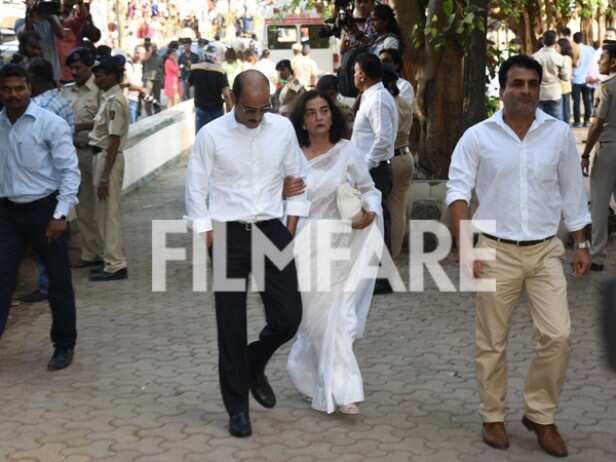 Vinod Khanna’s family bids adieu to the legendary actor | Filmfare.com