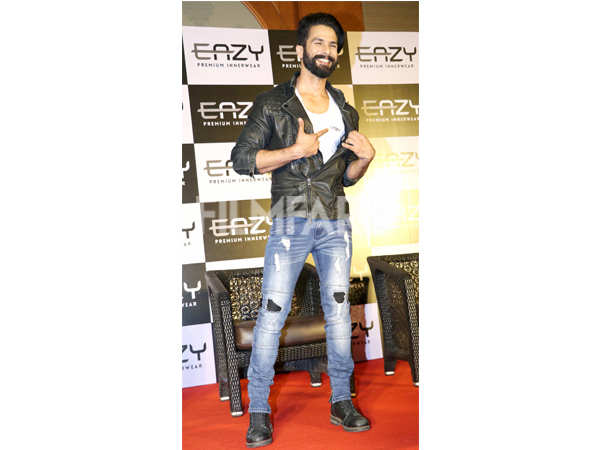 Shahid Kapoor's gold dinner jacket is a great way to make a statement at a  party