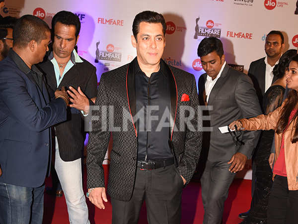 Salman Khan arrives in style at the 62nd Jio Filmfare Awards