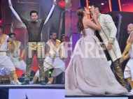 Varun Dhawan steals hearts with his Jio Filmfare Awards performance