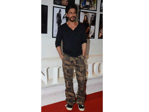 Shah Rukh Khan spotted in his favourite military pants as he jets off to  Bangalore for IPL 10 semi-final – photos
