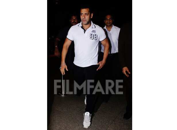 Salman Khan jet sets in monochrome | Filmfare.com