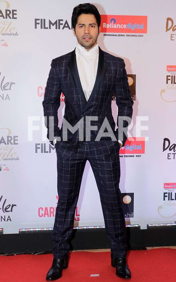 Varun Dhawan looks suave at the Reliance Digital And Filmfare Glamour