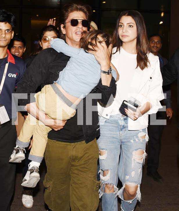 These 19 pictures of Shah Rukh Khan embracing AbRam are super cute