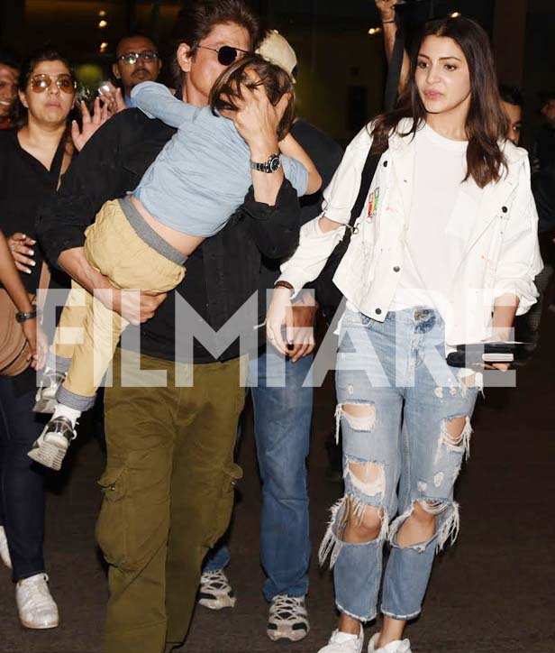 These 19 pictures of Shah Rukh Khan embracing AbRam are super cute
