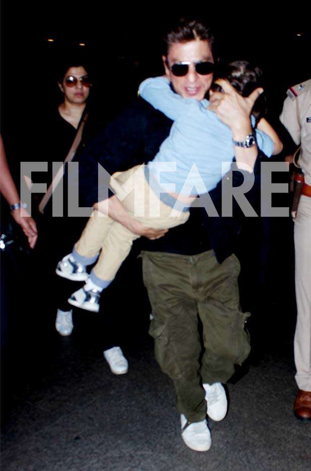 These 19 pictures of Shah Rukh Khan embracing AbRam are super cute!