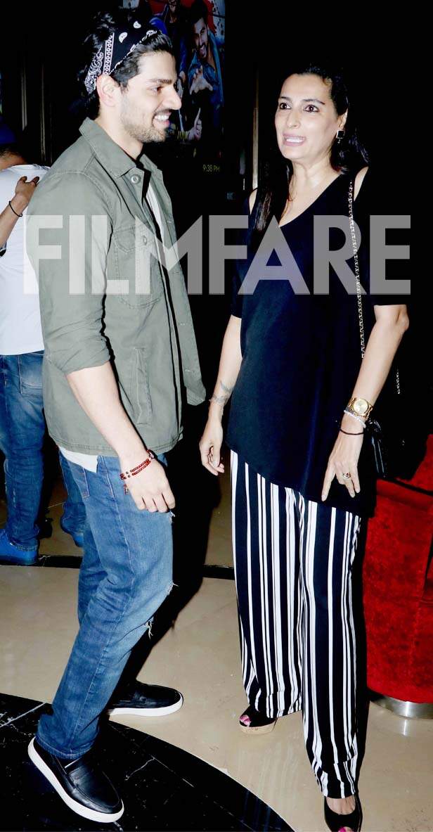 Suneil Shetty, Ahan Shetty, Mana Shetty and Athiya Shetty watch ...