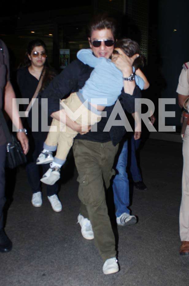 These 19 pictures of Shah Rukh Khan embracing AbRam are super cute