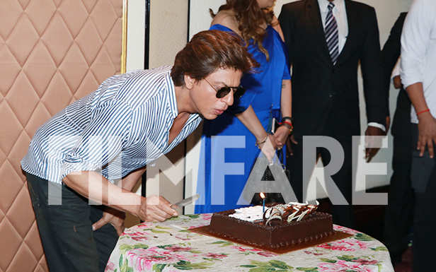 Shah Rukh Khan waves to fans from Mannat and cuts cake amidst media on his  birthday